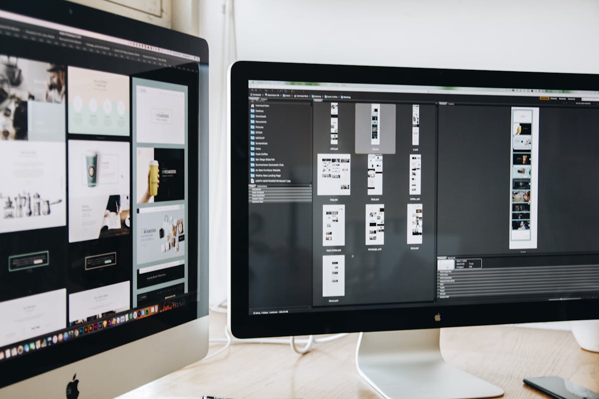 Monitores com projetos de web design